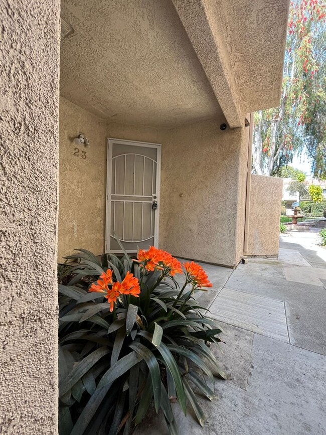 Building Photo - BEAUTIFULLY UPGRADED 1 STORY CONDO