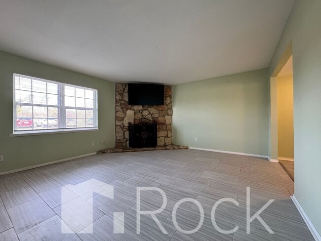 Building Photo - 2 Bedroom Townhome with All Appliances Included!