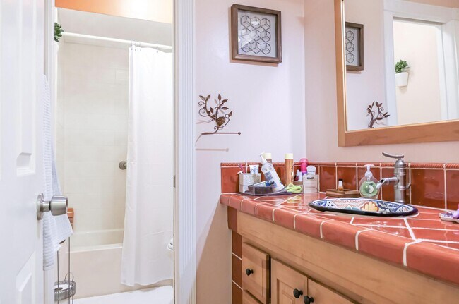 Building Photo - 1514 SE Westmoreland Blvd