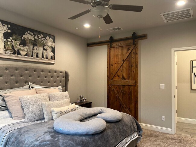 Building Photo - Charming and Elegant Home in Clovis District