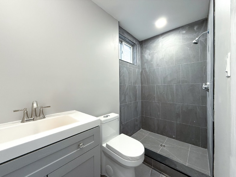 Building Photo - 173 Elm St