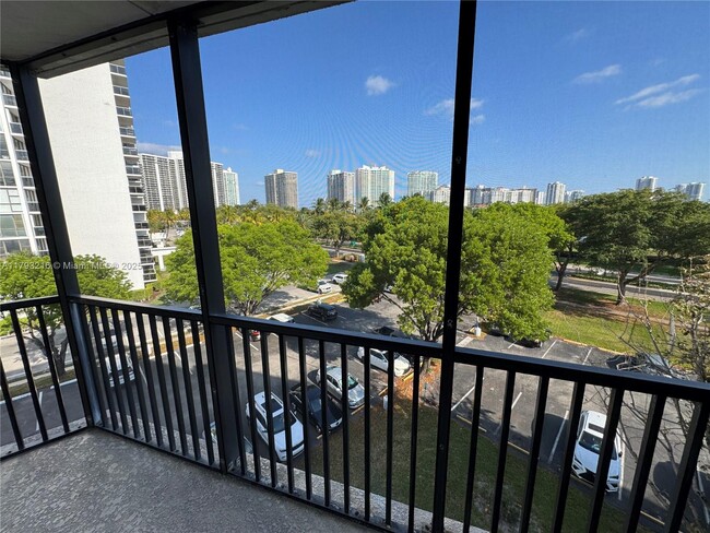 Building Photo - 3475 N Country Club Dr