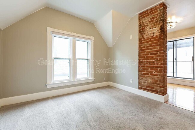 Building Photo - 212 W Irvington Pl