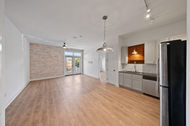 Building Photo - 2 Bedroom Condo Near LSU in a gated community