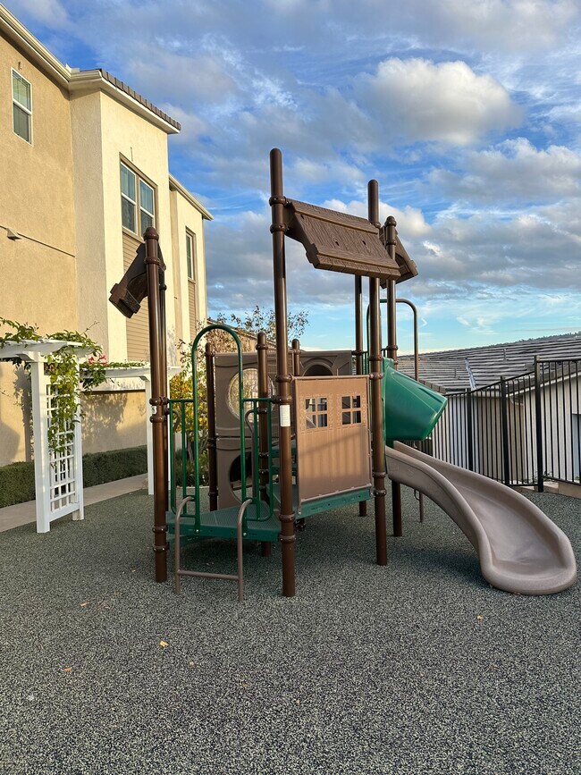 Building Photo - 365 Fitzpatrick Rd