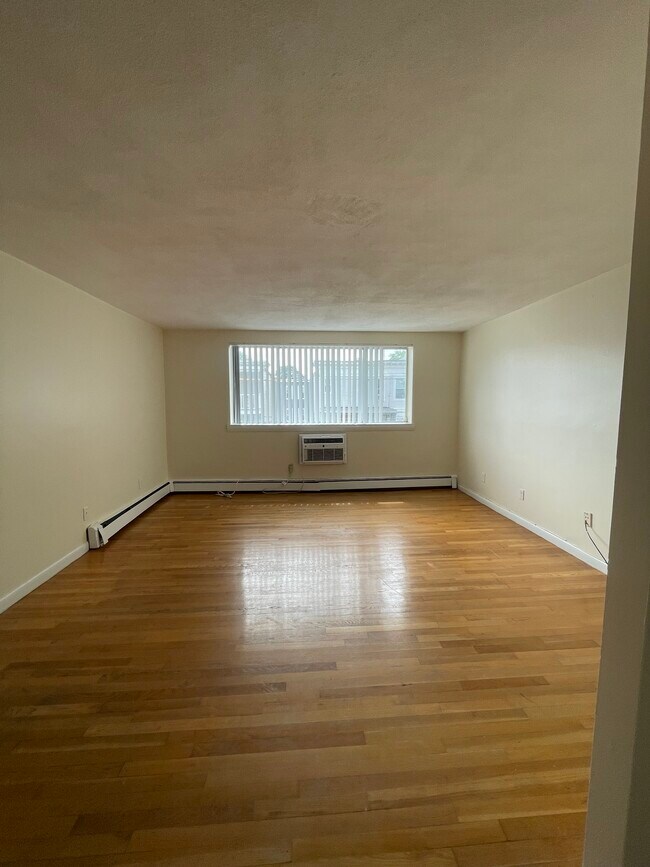 Building Photo - 87 Gardner St