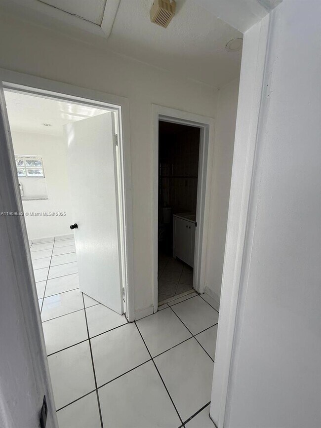 Building Photo - 6931 SW 24th Ct