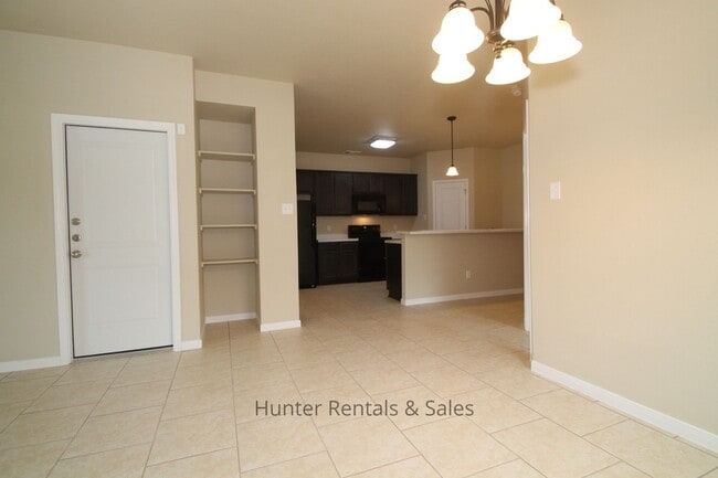 Building Photo - Loaded With Amenities!