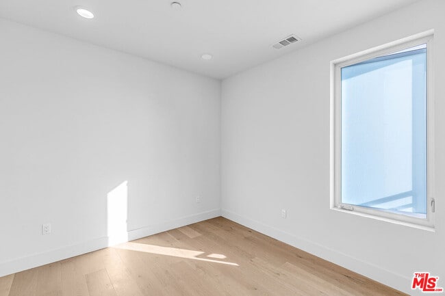 Building Photo - 2000 Beachwood Dr