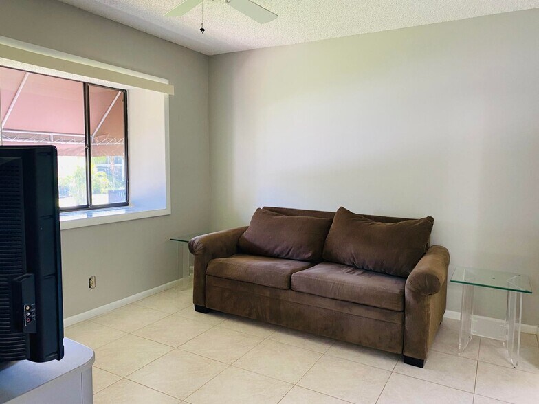 Building Photo - 5040 Rose Hill Dr