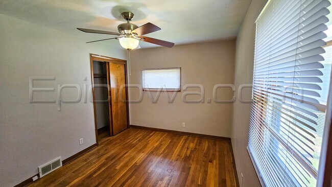 Building Photo - 1130 Longview Dr