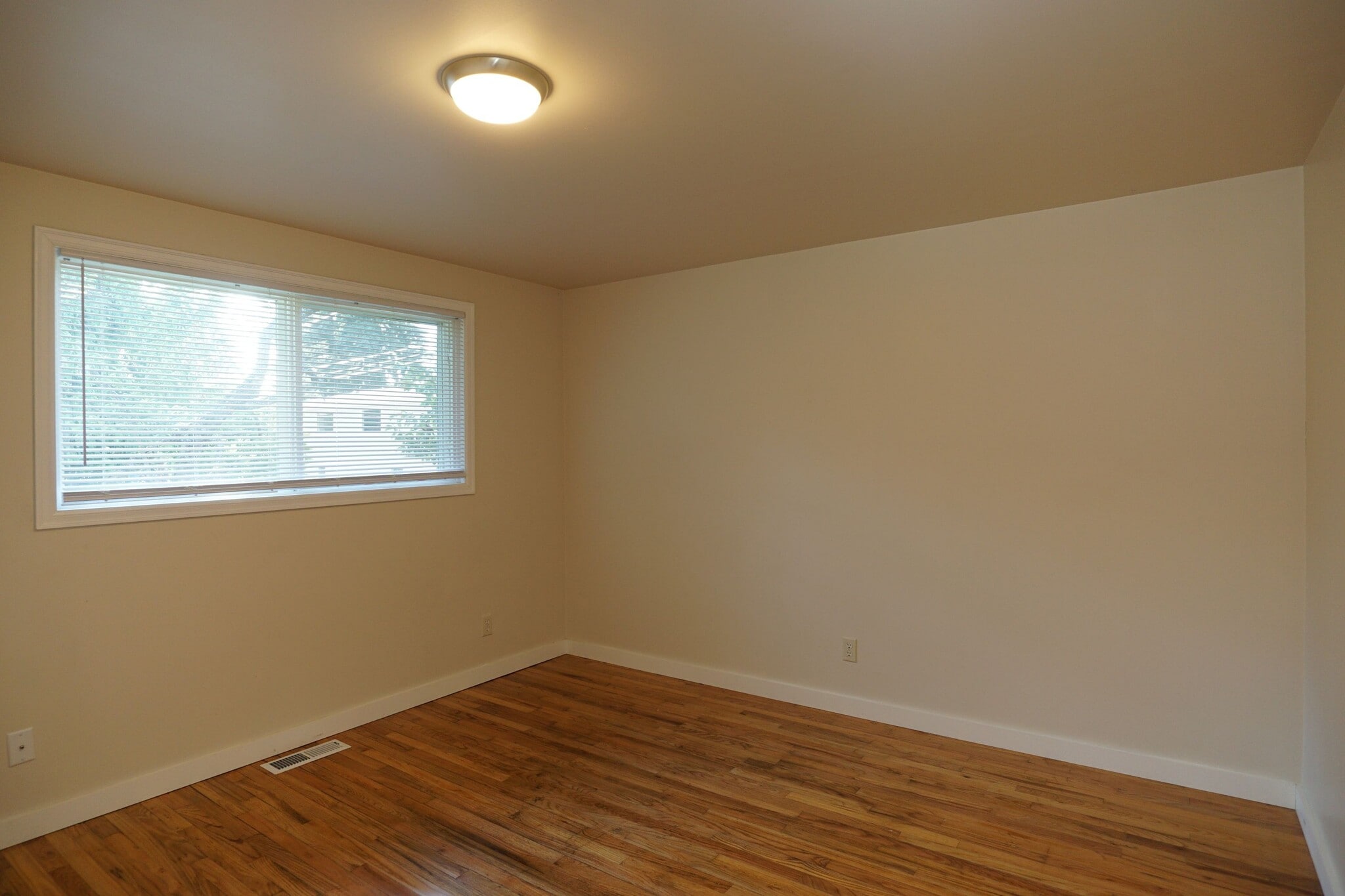 Building Photo - 1017 S 124th Pl
