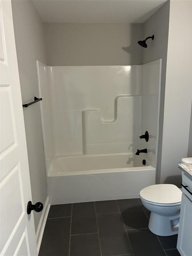 Building Photo - Spacious 3 Bedroom, 2 Bath Single-Family Home — Nashville Style in Clarksville!