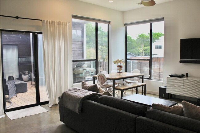 Building Photo - 3700 Garden Villa Ln