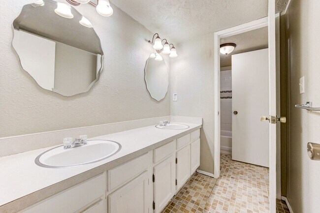 Building Photo - Cute Townhouse in the Heart of Norman, just minutes from OU!