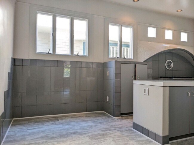 Building Photo - Spacious 4+ Bedroom House in Jordan Park with 2-Car Parking