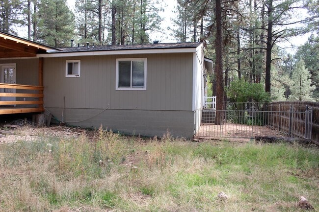 Building Photo - 4-Bedroom Furnished Home in University Hei...