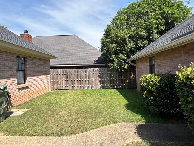 Building Photo - 3808 Oak Ave