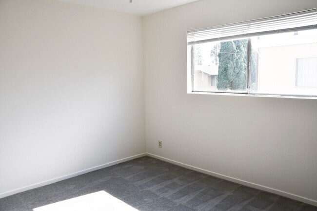 Building Photo - 733 S Fondren St