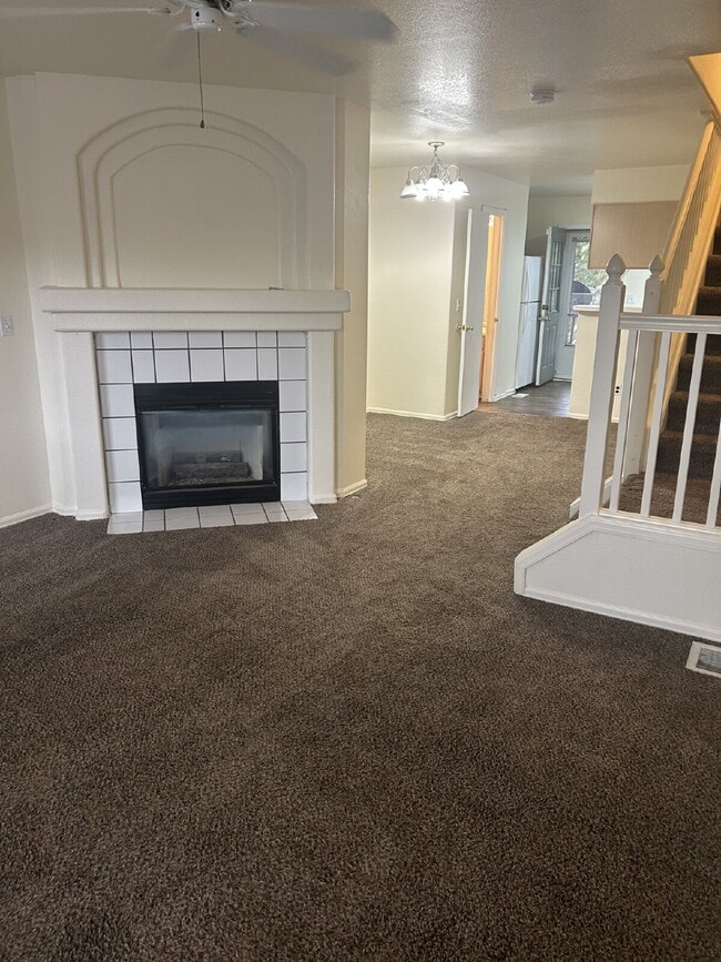 Building Photo - Beautiful 2BR/1.5B Town Home! AVAIL 09/15