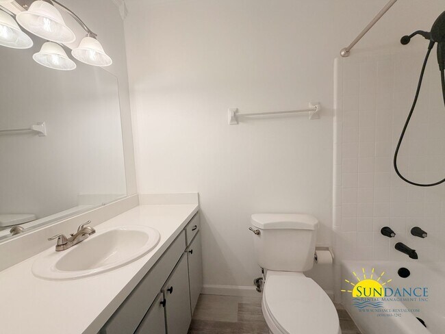 Building Photo - Beautifully Updated 3 Bedroom Home in Mary Esther, near Highway 98!