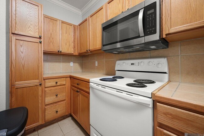 Building Photo - 710 E Boyd Dr