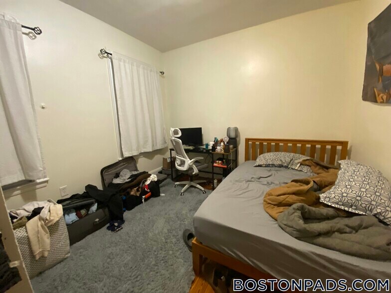 Building Photo - 18 Lawn St