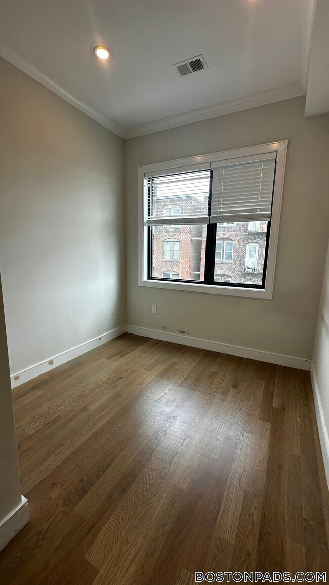 Building Photo - 16-18 HighGate St.