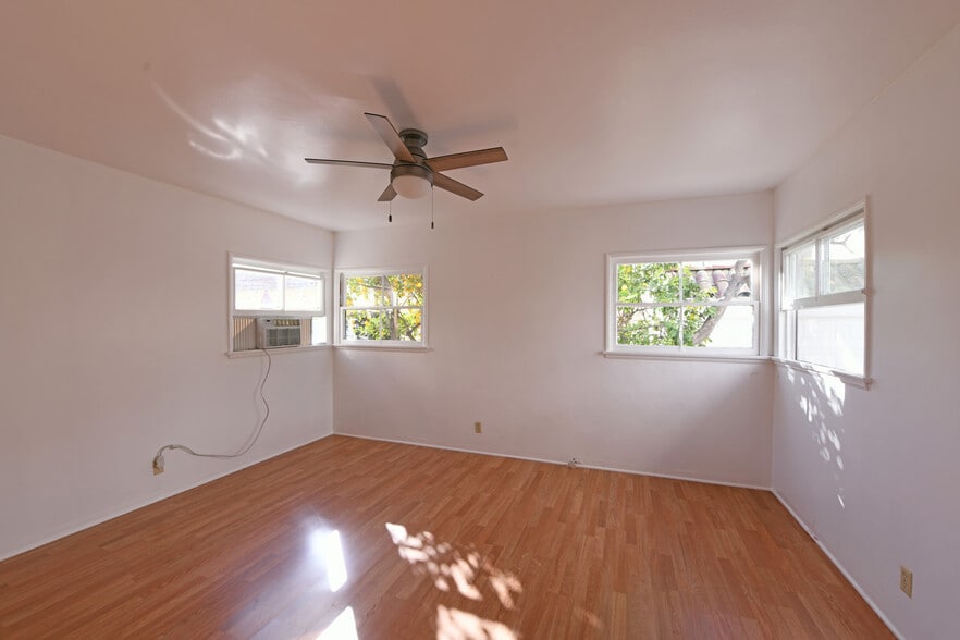 Building Photo - 913 Le Doux Rd