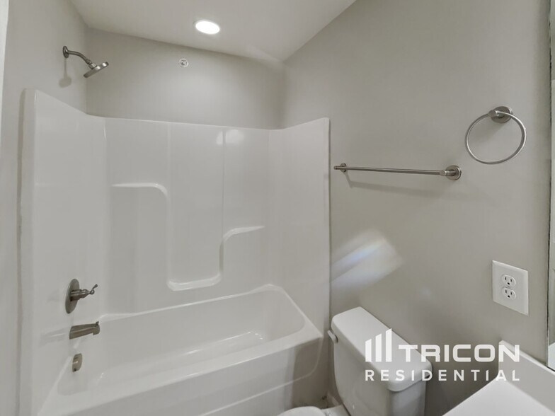 Building Photo - 409 Riverwood Ct
