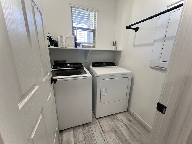 Building Photo - 2126 N Marketside Ave