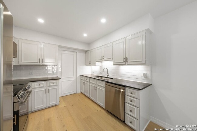 Building Photo - 7815 Broadway St