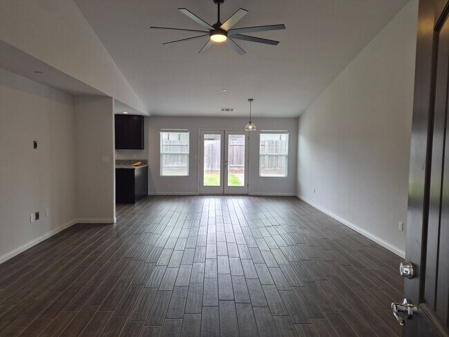 Building Photo - House for Rent