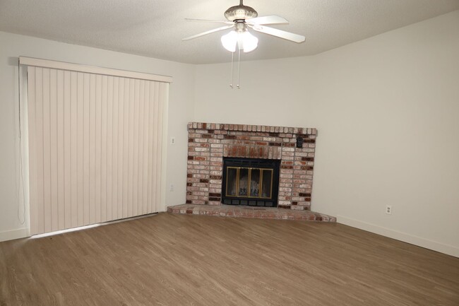 Building Photo - 2 Bedroom, 2 Bath, 1 Car Half-plex in the ...