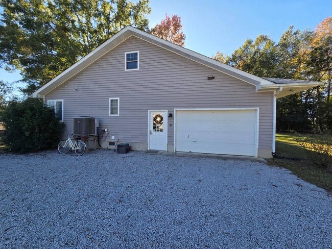 Building Photo - Beautiful 3 bedroom, 2 bath house with one car garage, located on Jonaquins Creek.