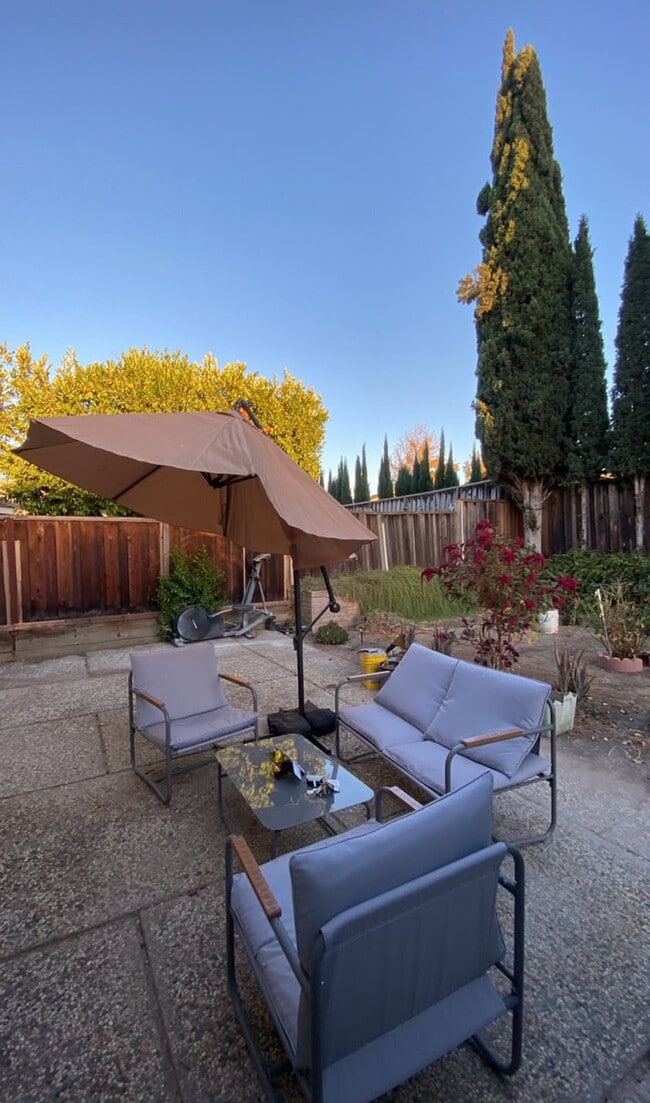 Building Photo - 3266 Fronda Dr