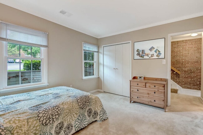 Building Photo - 2883 Sutton Oaks Ln
