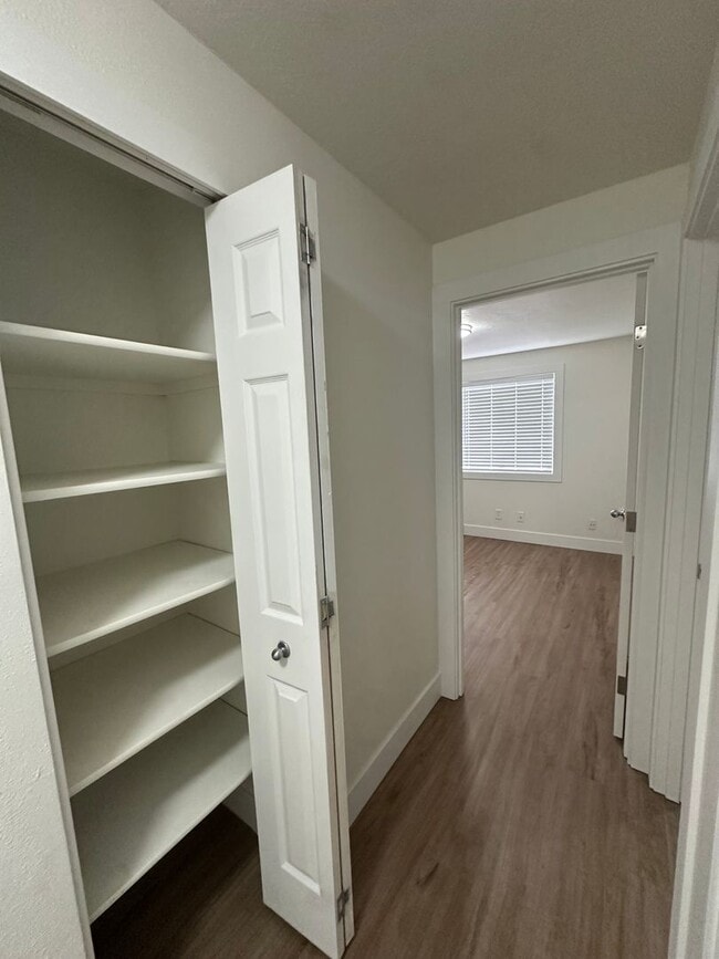 Building Photo - REDUCED RENT! Move in TODAY