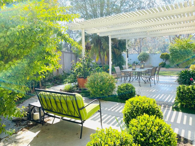 Building Photo - Beautiful End Unit Townhome in Fantastic A...