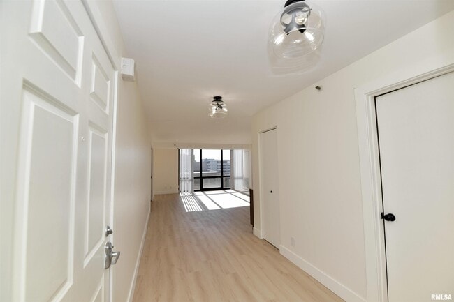 Building Photo - 123 SW Jefferson Ave