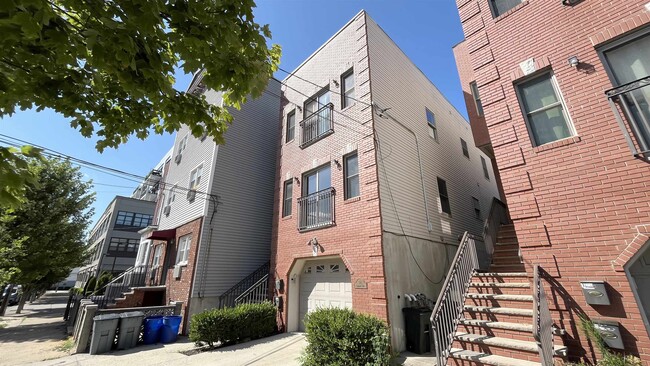 Building Photo - 56 Laidlaw Ave
