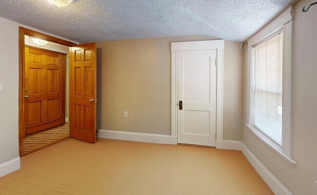 Building Photo - 16 Templeton Pkwy