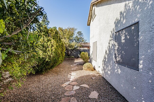 Building Photo - 1 Story home with 3 Bedrooms