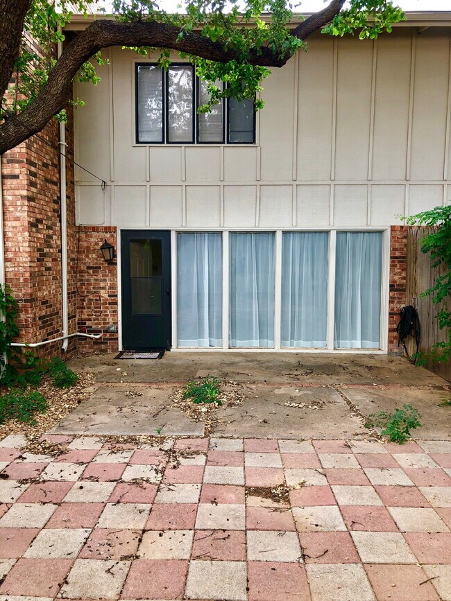 Building Photo - Spacious Townhouse close to TTU and medical.