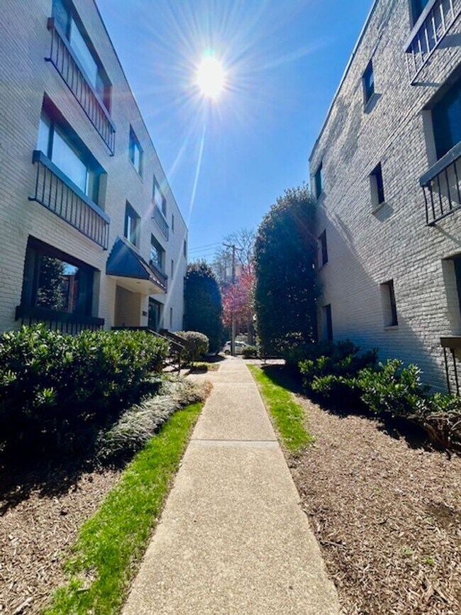 Building Photo - Great location, 1 BR 1 BA in-unit laundry ...