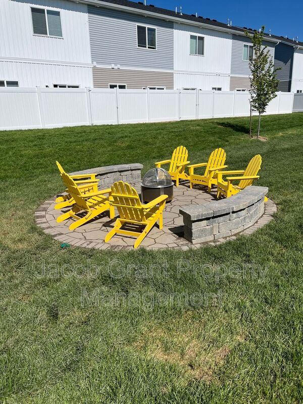 Building Photo - 1801 Jennie Lee Dr