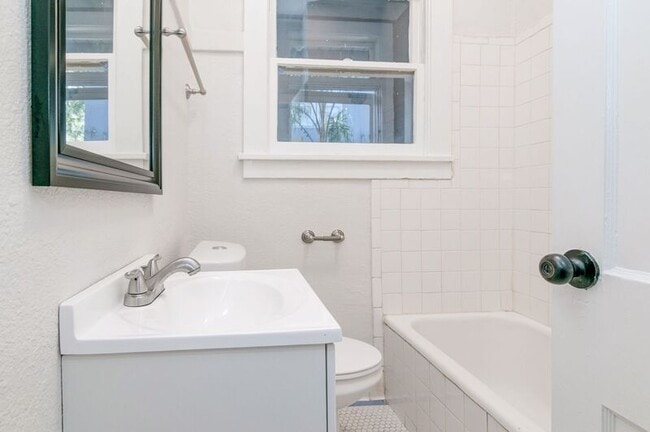 Building Photo - 606 S Park Ave