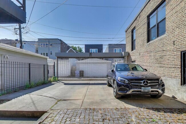 Building Photo - 2733 W Potomac Ave