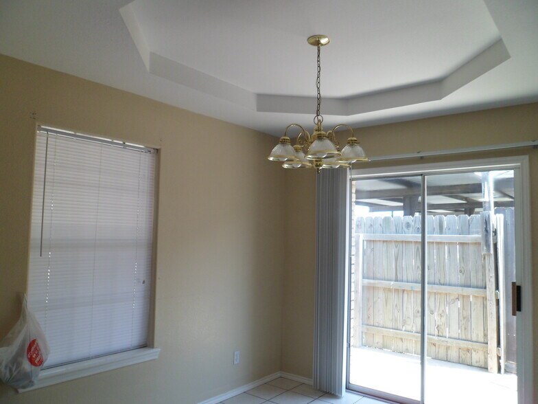 Building Photo - 1014 Stonehaven Blvd