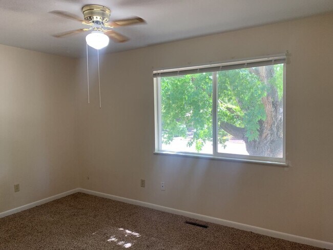 Building Photo - Mid-Town Single Family Home w/ Spacious Fenced Yard